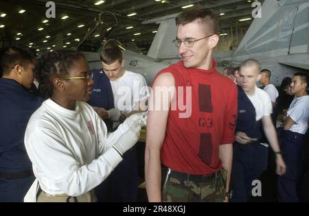 ERIKA Walker, tenente della Marina DEGLI STATI UNITI, San Diego, California. Amministers Aviation Ordinanceman seconda Classe Darrin Anderson di Plainfield, il. Il primo colpo di Bacillusanthracis per aiutare a costruire il suo sistema immunitario ad Anthr Foto Stock