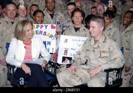 US Navy NBC Today Show anchorwomen, Katie Couric, trasmette dal vivo dalla base aerea del Principe Sultano, Arabia Saudita, come parte della loro copertura di Operation Southern Watch Foto Stock