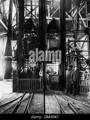 Sollevamento del minerale &amp; abbassamento dei minatori, miniera di piombo Homestake, tra il 1900 e il 1910. Foto Stock