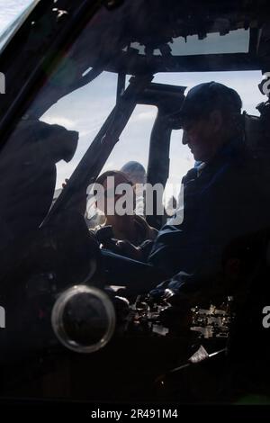 STATI UNITI 4 Christy Dorothy, un pilota di Black Hawk assegnato al Battaglione di supporto dell'aviazione 601st, 1st Battle Aviation Brigade, 1st° divisione di fanteria, parla con gli Stati Uniti Veterano della Marina durante una visita al Museo Amelia Earhart Hanger di Atchison, Kansas, 7 marzo 2023. STATI UNITI I soldati dell'esercito assegnati alla 1st° Divisione di Fanteria hanno condotto un volo di volo di sole donne e hanno visitato il Museo Amelia Earhart di Atchison, Kansas, per celebrare i successi delle donne nelle forze armate. Foto Stock