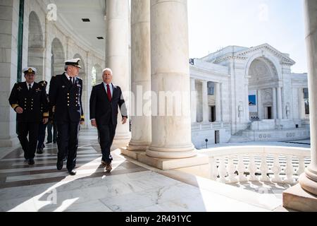 Michel Hofman (a sinistra) e Charles Alexander, Jr. (A destra), sovrintendente, Arlington National Cemetery camminano attraverso il Memorial Amphitheater presso Arlington National Cemetery, Arlington, Virginia, 5 aprile 2023. Hofman era all'ANC per partecipare ad una cerimonia pubblica di posa della corona alla Tomba del Milite Ignoto. Hofman restituì anche tre medaglie belghe di Croix de Guerre, recentemente ribonate, che furono originariamente presentate ai soldati sconosciuti. Foto Stock