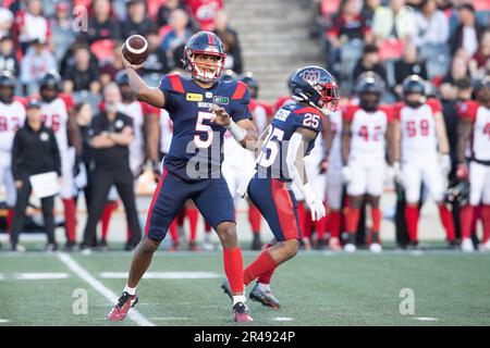 Ottawa, Canada. 26th maggio, 2023. Montreal Alouettes quartback Caleb Evans (5) si mette in palio durante il gioco di preason CFL tra Montreal Alouettes e Ottawa Redblacks tenutosi al TD Place Stadium di Ottawa, Canada. Daniel Lea/CSM/Alamy Live News Foto Stock