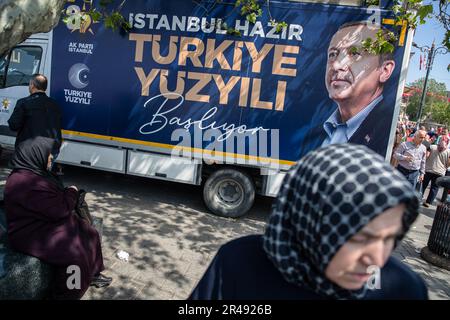Istanbul, Turchia. 26th maggio, 2023. Un camion della campagna che dice "Istanbul è pronta, il secolo della Turchia sta iniziando” con la foto del presidente della Repubblica di Turchia, Recep Tayyip Erdogan visto durante il secondo turno delle campagne presidenziali turche. I cittadini andranno a votare il 28 maggio 2023 per le elezioni presidenziali del 2nd° turno, in cui sono candidati il presidente della Repubblica di Turchia Recep Tayyip Erdogan e il leader del partito popolare repubblicano dell'opposizione Kemal Kilicdaroglu, presidente del partito popolare repubblicano (CHP). Credit: SOPA Images Limited/Alamy Live News Foto Stock
