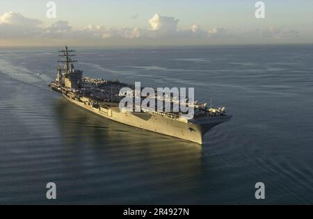 Gli EQUIPAGGI della US Navy a bordo della portaerei USS Nimitz (CVN 68) imitano le rotaie e si preparano a salutare entrando a Pearl Harbor Foto Stock