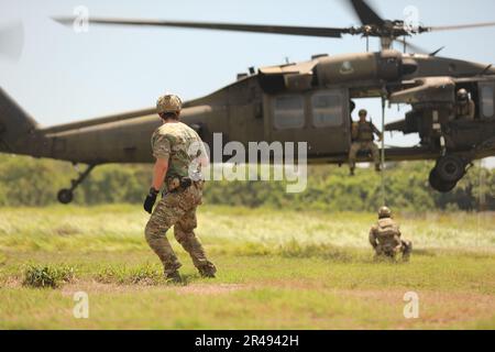 La corda veloce degli istruttori DI FOCHE della Marina da un Blackhawk UH60 per l'addestramento DELLE PATATINE FRITTE durante il centam Guardian 23 a San Jose, Guatemala il 21 marzo 2023. CG23 è un esercizio annuale congiunto, interagenzia e multinazionale di costruzione di partnership guidato dall'Esercito, progettato per costruire capacità, capacità e interoperabilità con le nazioni partner dell'America Centrale. Foto Stock