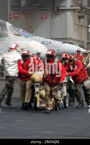 US Navy Aviation ordnancemen trasferimento GBU-31 comune attacco munizioni di difesa (JDAM) a pronta Carrier Air Wing Five (CVW-5) Foto Stock