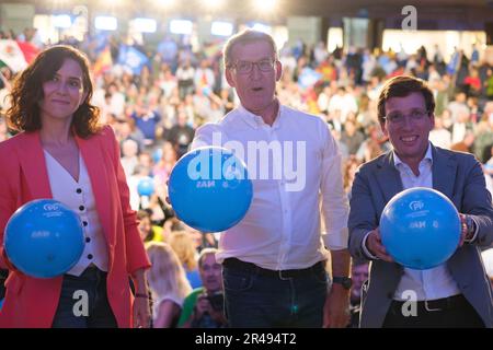 Madrid, Spagna. 27th maggio, 2023. Il leader del Partito popolare Alberto Nunez Feijoo (C) e i candidati PP per la presidenza regionale e il sindaco di Madrid, Isabel Diaz Ayuso (L) e Jose Luis Martinez Almeida partecipano al raduno di chiusura della campagna elettorale del Partido Popular (PP) a Madrid in vista delle elezioni regionali e comunali del 28 maggio. Credit: SOPA Images Limited/Alamy Live News Foto Stock