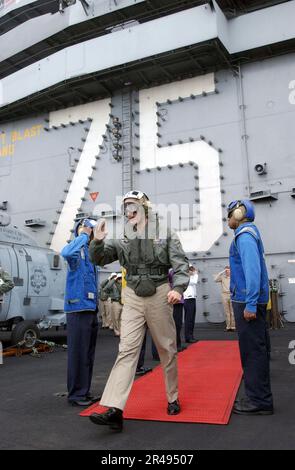 Il vice ammiraglio della Marina STATUNITENSE Scott A. Fry, Comandante Sesta Fleet parte dalla USS Harry S. Truman (CVN 75) attraverso Sideboys sul ponte di volo della nave Foto Stock