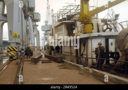 US Navy U.S.A. Gli operatori Naval Special Warfare cercano armi e carichi illegali su una nave irachena Foto Stock