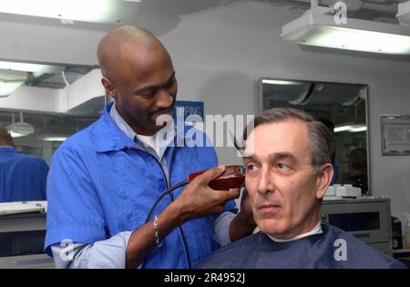 IL vice ammiraglio Scott A. Fry, comandante Sesta flotta riceve un taglio di capelli dal Serviceman della nave Foto Stock