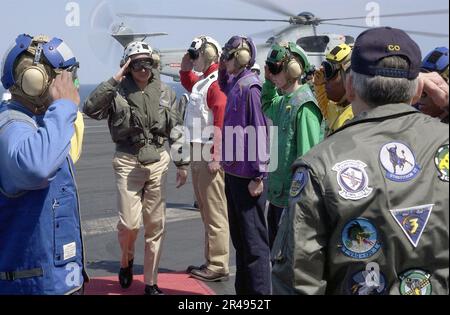 IL vice ammiraglio Scott A. Fry, Comandante Sesta flotta è reso honors da Sideboys e. Foto Stock