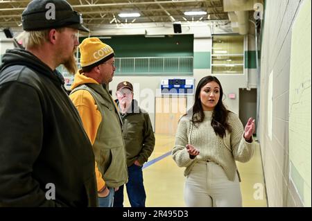 Paige Staroscik, Stati Uniti Army Corp of Engineers Senior realty Specialist, parla con i proprietari terrieri durante una riunione cittadina a Pine Bluffs, Wyoming, 27 marzo 2023. Gli Stati Uniti Air Force e gli Stati Uniti Il corpo degli ingegneri ospita una riunione cittadina di Sentinel per i proprietari terrieri della contea di Laramie per discutere le attività immobiliari e le future negoziazioni a sostegno del progetto. Le forze aeree hanno discusso le agevolazioni temporanee di costruzione per corridoi di utenze e impianti di lancio e la conversione di impianti di allarme missilistici; le nuove agevolazioni permanenti per corridoi di utenze; le agevolazioni di drenaggio per i siti LF e MAF convertite a Th Foto Stock