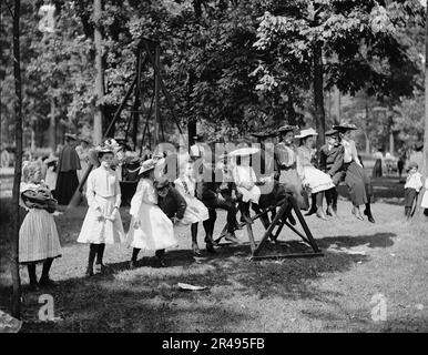 Parco giochi per bambini, Belle Isle Park, Detroit, Michigan, tra le 1900:00 e le 1905:00. Foto Stock