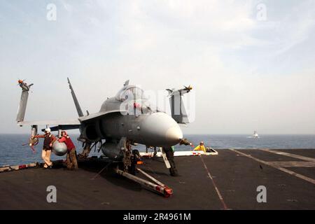 US Navy un F-A-18 Hornet siede sul fantasma a bordo della USS Harry S. Truman (CVN 75) come gli Stati Uniti Coast Guard Cutter Dallas (WHEC-716) Foto Stock