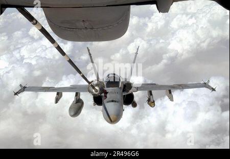 US NAVY A U.S. Navy F-A-18 Hornet Strike Fighter missioni di volo in operazione Iraqi Freedom riceve carburante da un KC-10 Extender Foto Stock