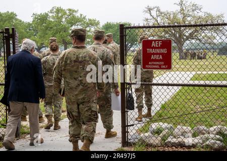 Leadership dalla 81st Training Wing e 81st Training Group tour l'area di addestramento dell'aeronautica militare durante il TRG Immersion Tour 81st alla Jones Hall sulla base dell'aeronautica di Keesler, Mississippi, 4 aprile 2023. La formazione AEF è condotta dal 338th Training Squadron e si è laureata circa 1.900 Airmen all'anno in trasmissioni a radiofrequenza e nei corsi di Cyber Transport. Foto Stock