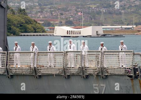 I marinai della Marina STATUNITENSE imprimono le rotaie a bordo del missile guidato classe Oliver Hazard Perry Frigate USS Reuben James (FFG 57) Foto Stock