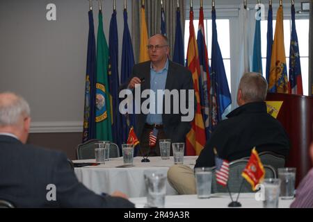 Steve Yost, Presidente del Southeast Partnership della Carolina del Nord, ha informato il Consiglio di Governo della Carolina dell'Est sulle opportunità di sviluppo economico nella regione durante la riunione trimestrale del responsabile della contea di Miller’s Landing, Marine Corps Air Station (MCAS) Cherry Point, North Carolina, 18 gennaio 2023. Il Southeast Partnership della Carolina del Nord ha sponsorizzato l’evento. L'incontro consente ai leader di nove contee della Carolina del Nord Orientale di fornire aggiornamenti riguardanti la regione. Craven County ha ospitato l'evento questo trimestre. L'MCA Cherry Point è stato scelto come sede di questo incontro per conto mio Foto Stock