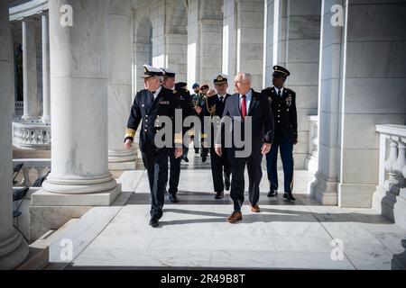 Michel Hofman (a sinistra) e Charles Alexander, Jr. (A destra), sovrintendente, Arlington National Cemetery camminano attraverso il Memorial Amphitheater presso Arlington National Cemetery, Arlington, Virginia, 5 aprile 2023. Hofman era all'ANC per partecipare ad una cerimonia pubblica di posa della corona alla Tomba del Milite Ignoto. Hofman restituì anche tre medaglie belghe di Croix de Guerre, recentemente ribonate, che furono originariamente presentate ai soldati sconosciuti. Foto Stock