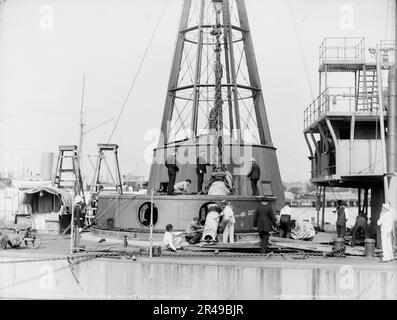 U.S.S. Miantonomoh, montando pistole da 10 pollici, tra il 1891 e il 1901. Foto Stock