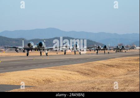 A-10C Thunderbolt IIS, assegnato al 25th Fighter Squadron, taxi giù per la pista di Osan Air base, Repubblica di Corea, 30 gennaio 2023. Il velivolo è decollato come parte di un evento di formazione della durata di una settimana che ha messo alla prova la capacità di Osan di eseguire operazioni in condizioni di minaccia realistiche. Foto Stock