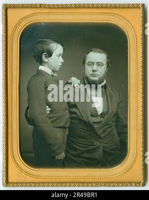 Edwin McMasters Stanton, seduto, con suo figlio Edwin Lamson Stanton, tra il 1852 e il 1855. L'avvocato e politico americano Edwin Stanton pose formalmente con suo figlio alcuni anni prima che Stanton diventasse Stati Uniti Procuratore generale per il Presidente Buchanan (1860-61) e poi Segretario di guerra per i Presidenti Lincoln e Johnson (1862-68). Foto Stock