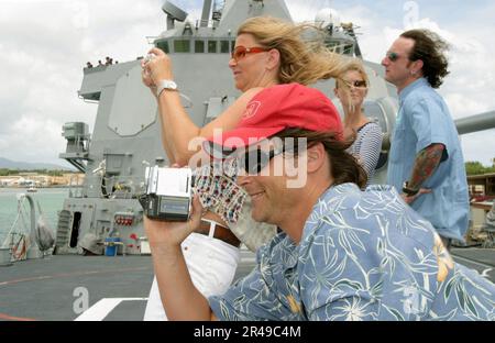 L'attore della Marina STATUNITENSE Rob Lowe e la moglie Sheryl Berkoff scattano foto durante un tour del cacciatorpediniere missilistico guidato USS Russell (DDG 59) Foto Stock