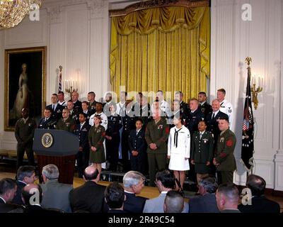 Membri del servizio hirty della marina DEGLI STATI UNITI che rappresentano ogni ramo dell'esercito, per includere gli Stati Uniti Guardia costiera, aspetta l'arrivo del Presidente Bush Foto Stock