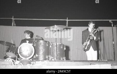 SAN DIEGO, USA, 1965: I membri del gruppo britannico Dave Clark Five si esibiscono in concerto in un concerto organizzato dalla stazione radio KCBQ Foto Stock