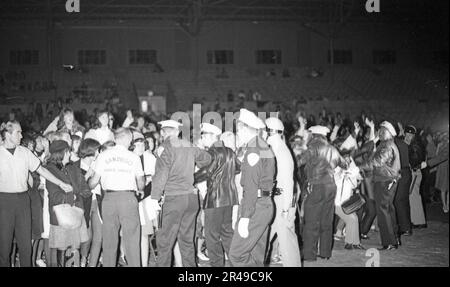 SAN DIEGO, USA, 1965: Gli uomini della sicurezza controllano la folla in un concerto con il Dave Clark Five, organizzato dalla stazione radio KCBQ Foto Stock