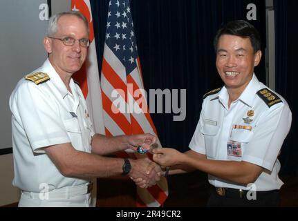 JEFF Cassias commercializza monete di comando con il Colon. James che presto si inaugura la cerimonia di apertura per la fase di Singapore di KARAT Foto Stock