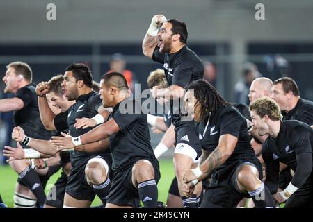 All Black Piri Weepu (C) della Nuova Zelanda guida l'haka prima di giocare contro il Sudafrica ad Auckland, in Nuova Zelanda, sabato 10 luglio 2010. Foto: Foto Stock