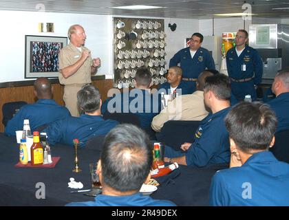 Robert F. Willard, Comandante, settima flotta, si rivolge ai membri del Comandante USS Blue Ridge, settima flotta Foto Stock