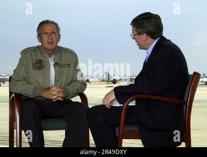 Il presidente della Marina STATUNITENSE George W. Bush parla con Paul Waldrop, corrispondente della radio e della televisione delle forze americane (AFRTS), sulle questioni che riguardano il personale delle forze armate durante un'intervista tenuta a Marine Corps Air Foto Stock