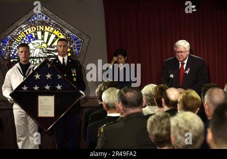 Dennis Hastert, (R-Ill.), a destra, parla con i leader militari e congressuali, insieme ai parenti delle vittime dell'attacco al Pentagono, il 11 settembre 2003 Foto Stock