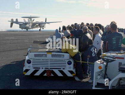 US Navy un Hawkeye E2-C assegnato ai Seahawks di Carrier Airborne Early Warning Squadron uno due sei (VAW-126) decollo durante le operazioni di volo a bordo della USS George Washington (CVN 76) Foto Stock