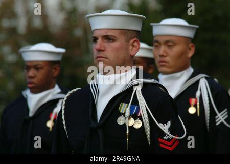 MARINAI della Marina DEGLI STATI UNITI assegnati agli Stati Uniti La Guardia Ceremoniale della Marina è all'attenzione durante una cerimonia di onorificenza in onore dell'ADM. Marcello De Donno, Foto Stock