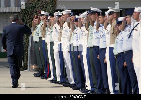 Il presidente della Marina STATUNITENSE George W. Bush restituisce il saluto dei veterani dell'operazione irachena Freedom alle Hawaii sul molo dove è ormeggiata la corazzata Missouri (BB 63) Foto Stock