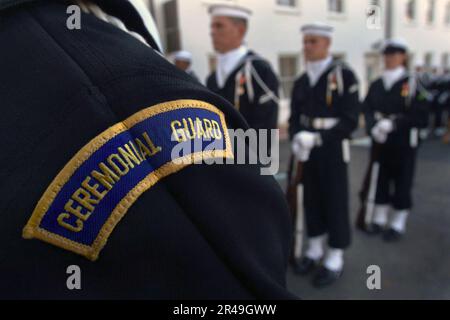 MARINAI della Marina DEGLI STATI UNITI assegnati agli Stati Uniti La Guardia Ceremonial della Marina è all'attenzione Foto Stock