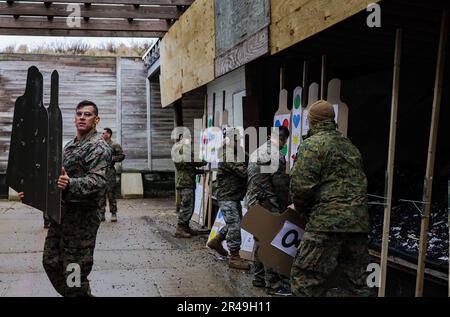 STATI UNITI Armando Perez, un reclutatore con Recruiting Station Phoenix, riporta il suo obiettivo alla gamma presso il settore Field Office durante il 8th Marine Corps District (8MCD) Pipehitter Training Conference Galveston, Texas, 2 febbraio 2023. I recruiters con le migliori prestazioni in tutto il 8MCD si sono riuniti per una settimana per condividere le tattiche, le tecniche e le procedure in che cosa contribuisce al loro successo. Foto Stock