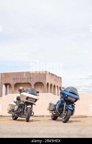 Due motociclette parcheggiate fianco a fianco su una strada rurale Foto Stock