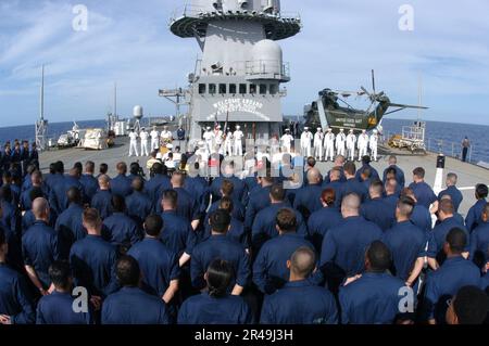 US Navy USS Blue Ridge and Commander, 7th Fleet, marinai in piedi alla parata riposo durante una cerimonia Veterans Day tenutasi a bordo della nave comando 7th Fleet Foto Stock