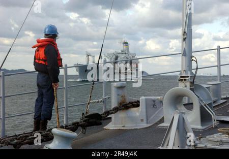 US Navy Un Sailor assegnato alla nave di contromisure di classe Avenger USS Guardian (MCM 5) è in piedi l'orologio in avanti Foto Stock