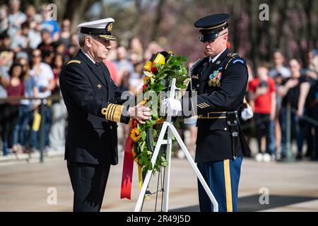 Michel Hofmann, Capo della Difesa belga, partecipa a una cerimonia pubblica di deposizione della corona alla Tomba del Milite Ignoto presso il cimitero nazionale di Arlington, Arlington, Virginia, il 5 aprile 2023. Nell'ambito della sua visita all'ANC, Hofman ha restituito tre medaglie belghe Croix de Guerre, recentemente ribonite, che sono state originariamente presentate ai soldati sconosciuti. Foto Stock