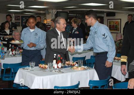 US Navy U.S.A. Segretario della Difesa Donald H. Rumsfeld, saluta Quartermaster Foto Stock