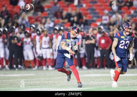 Ottawa, Canada. 26th maggio, 2023. Il quarterback di Montreal Alouettes Mike Glass III (14) lancia un pass durante il gioco di preason CFL tra Montreal Alouettes e Ottawa Redblacks tenutosi al TD Place Stadium di Ottawa, Canada. Daniel Lea/CSM/Alamy Live News Foto Stock