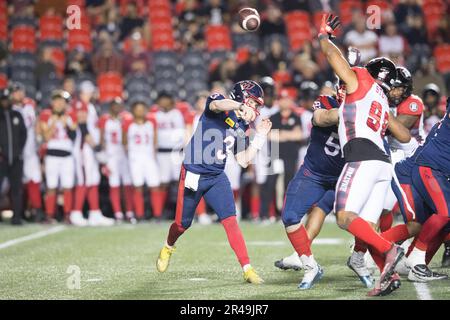 Ottawa, Canada. 26th maggio, 2023. Montreal Alouettes Quarterback Davis Alexander (3) lancia la palla durante il gioco di preeason CFL tra Montreal Alouettes e Ottawa Redblacks tenutosi al TD Place Stadium di Ottawa, Canada. Daniel Lea/CSM/Alamy Live News Foto Stock