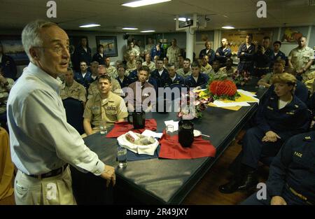 US Navy il Segretario della Marina, l'onorevole Gordon R. England si rivolge agli ufficiali e. Foto Stock