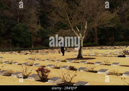 YOKOHAMA, Giappone (14 febbraio 2023) Lt. j.g. Nicolas Tobin, Stati Uniti Il personale della Marina Chaplain, assegnato al Comandante Fleet Activities Yokosuka, osserva le tombe, 14 febbraio, al cimitero di guerra del Commonwealth di Yokohama. Il cimitero comprende una grande urna contenente le ceneri di 335 marinai, soldati e Airmen dagli Stati Uniti, dal Commonwealth britannico e dal Regno dei Paesi Bassi, che sono morti come POW in Giappone. La cerimonia è sponsorizzata dal Ministero degli Affari Esteri e Comandante, Navy Region Japan, che porta in Giappone famiglie di prigionieri di guerra statunitensi per un tour di riconciliazione della durata di una settimana. Foto Stock