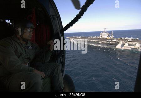 US Navy Senior Chief Boatswain's Mate assegnato a Explosive Ordnance Disposal Mobile Unit Six (EODMU 6) assicura una marcia veloce Foto Stock